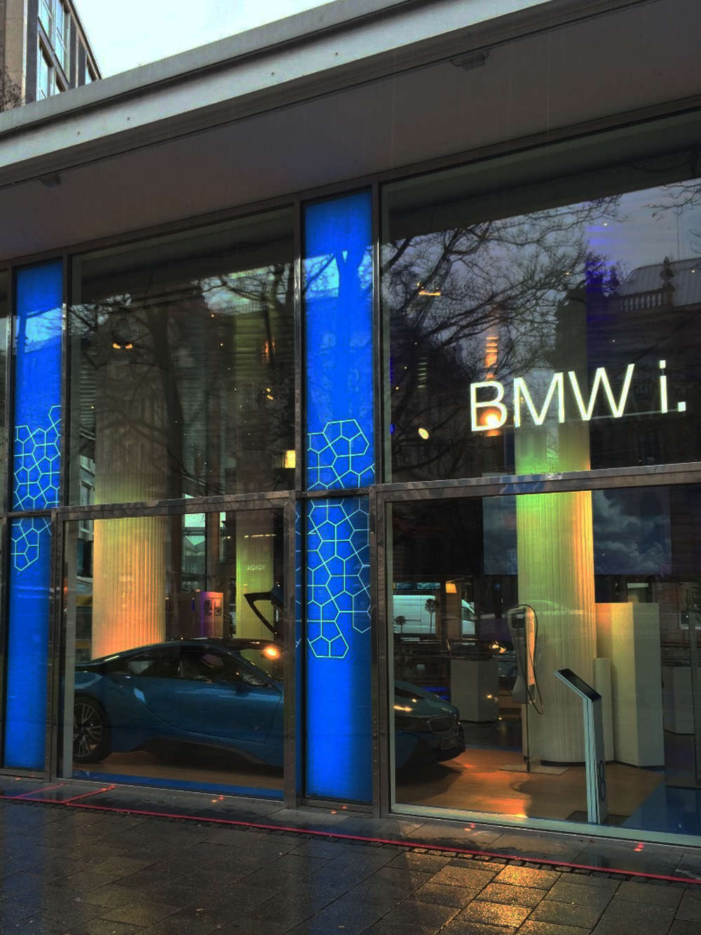 BMWの電気自動車を販売する店舗