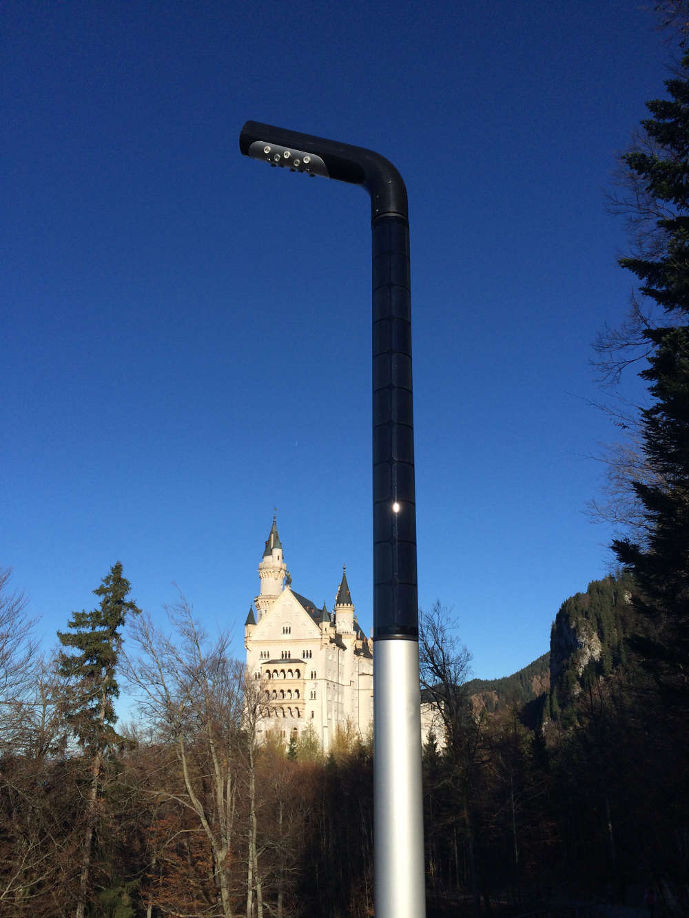 ノイシュバンシュタイン城の太陽光発電つきの街灯