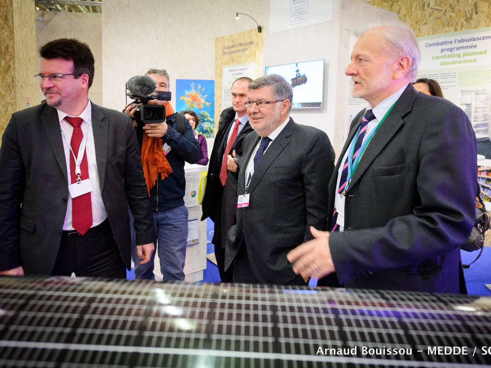 COP21では太陽光発電のブースも出ている