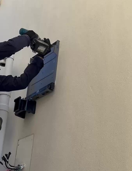 外壁に機器を固定