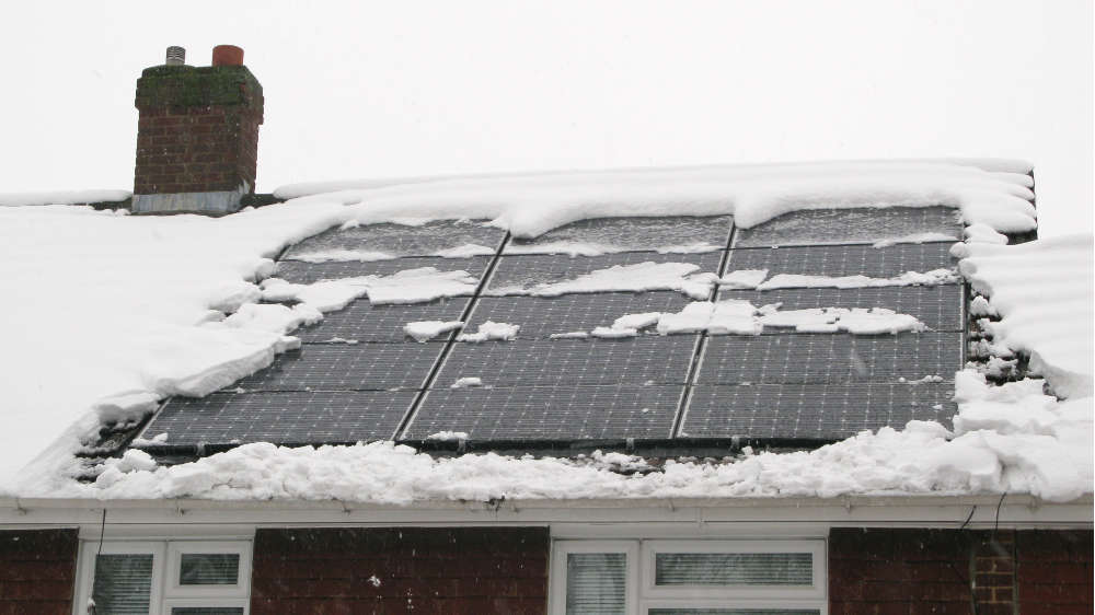 太陽光発電を積雪から守る 雪対策 雪のトラブルに最も有効な対策は ソーラーパートナーズ